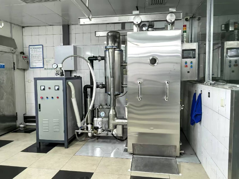 國內知名航空公司旗下航聯食品企業定制型，處理量200公斤熟食真空預冷機安裝調試完成并交付使用，由于該系統采用我司最先進的蒸汽式三級降溫技術，客戶將剛出鍋98度高溫的米飯、炒菜，送入真空箱體，溫度設置到常溫20度僅需要短短的幾分鐘就完成，食品的營養成份、口感、色澤沒有發現任何改變，比他們車間現有的進口同類型設備快2倍，而且效果更好?？蛻魧υ撛O備的效果十分滿意！說我們的真空技術在世界范圍內已經達到了很高的水平，感謝客戶對我們的信任與認可！